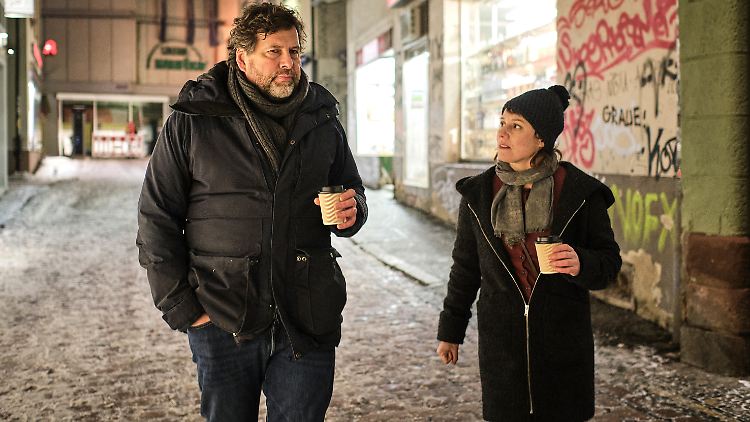 Hauptkommissar Friedemann Berg (Hans-Jochen Wagner) passiert ein kleines Missgeschick.