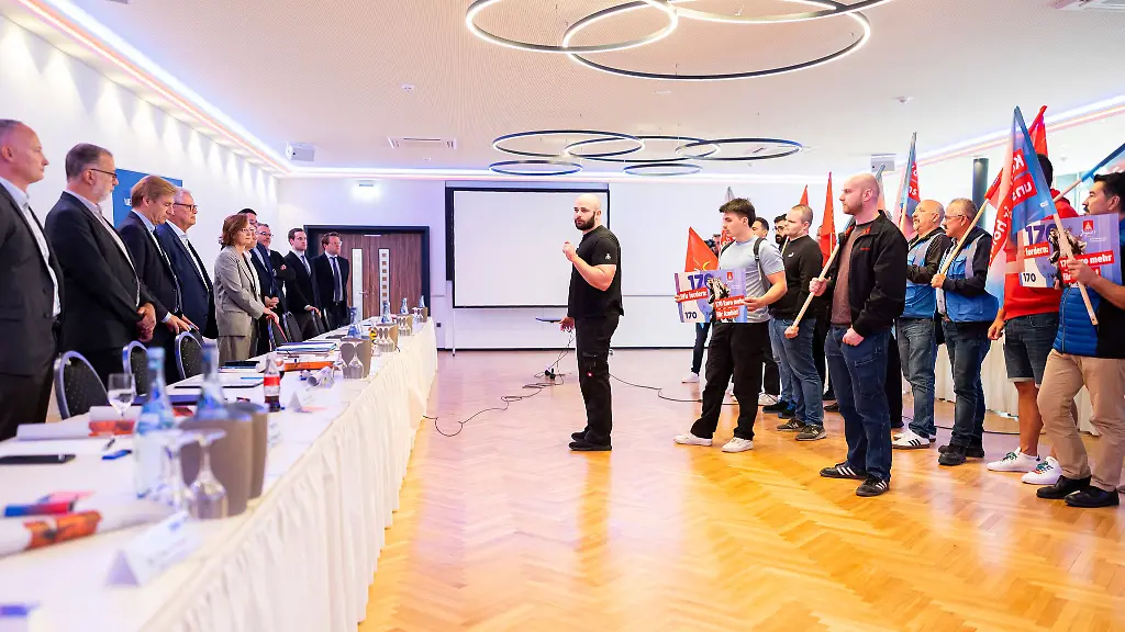 Zum-Start-der-Tarifrunde-bekraeftigen-IG-Metall-Mitglieder-im-Verhandlungssaal-ihre-Forderungen