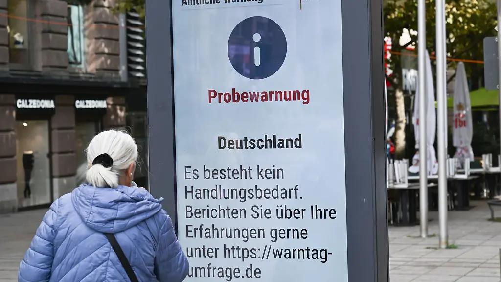Auf-den-Werbetafeln-in-der-Stuttgarter-Innenstadt-kam-die-Probewarnung-mit-Verzoegerung-an
