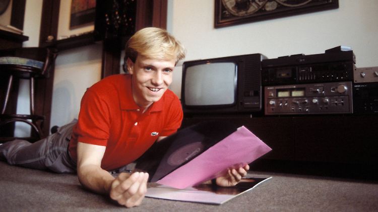 Michael Rummenigge hört Schallplatten. 