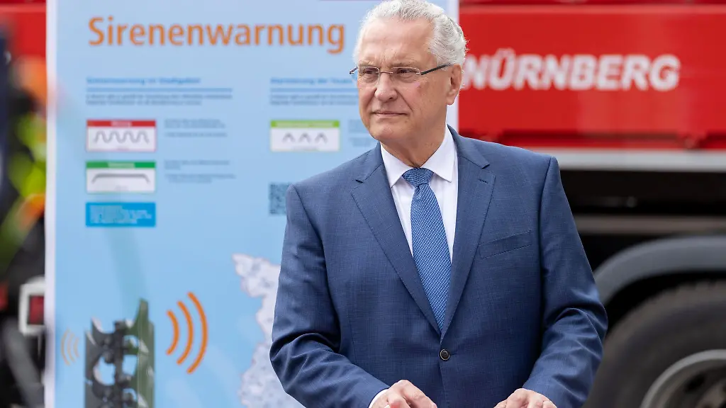 Bayerns-Innenminister-Joachim-Herrmann-CSU-zog-ein-positives-erstes-Fazit-fuer-Bayern-nach-dem-bundesweiten-Probealarm