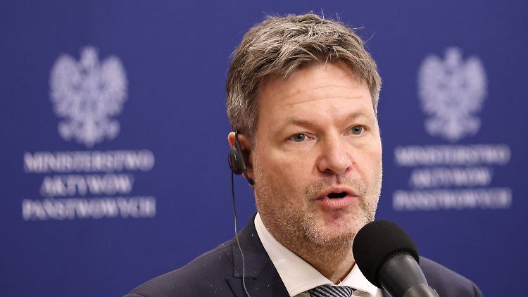 Habeck: Wirtschaftliche Interessen würden bei harten Sanktionen zurückstehen müssen.