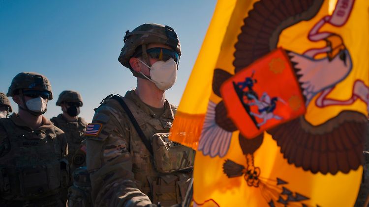 US-Soldaten stellen sich während des Besuchs von NATO-Generalsekretär Stoltenberg und dem rumänischen Präsidenten Iohannis auf dem Luftwaffenstützpunkt Mihail Kogalniceanu auf. 