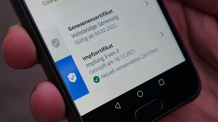 In Deutschland war der Genesenenstatus Mitte Januar auf Basis neuer Vorgaben des Robert-Koch-Instituts (RKI) auf eine Zeitspanne von höchstens 90 Tagen verkürzt worden.