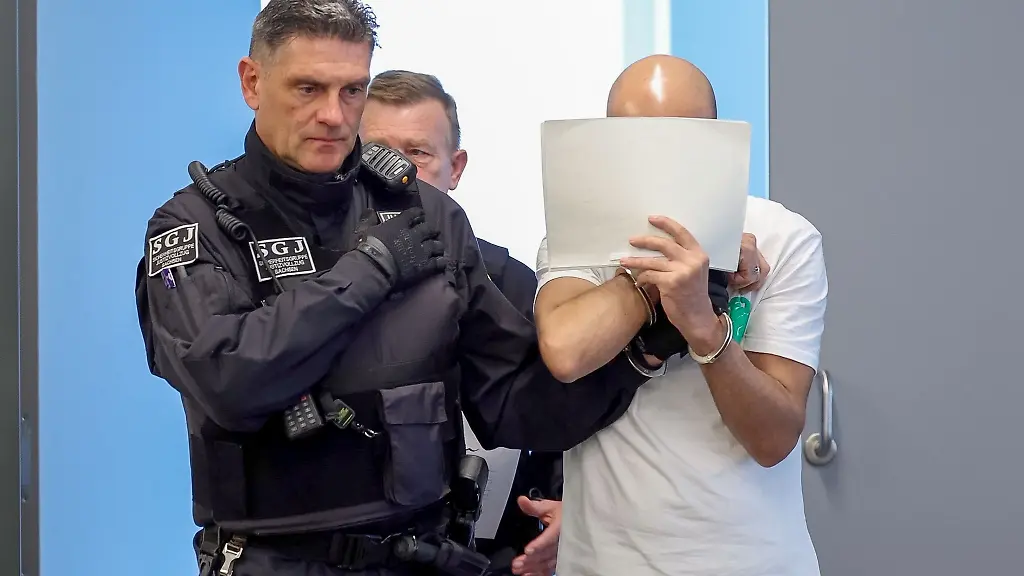 Laut-Anklage-schenkte-der-damalige-IS-Chef-Abu-Bakr-al-Baghdadi-1971-2019-dem-Angeklagten-2000-US-Dollar-und-eine-Pistole-der-Marke-Glock