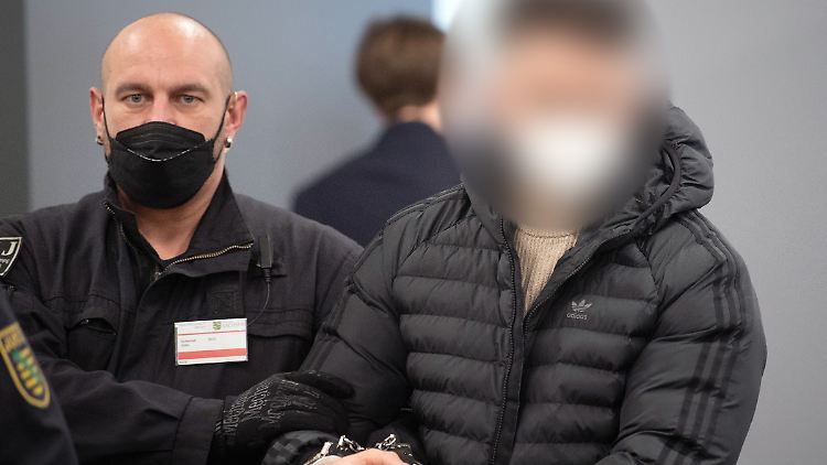 Ein Angeklagter im Prozess um den Juwelenraub im Grünen Gewölbe wird zu Prozessbeginn in den Verhandlungssaal geführt.