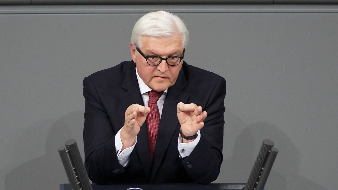 Bundesaußenminister Steinmeier macht im Januar 2014 im Bundestag einen Punkt.