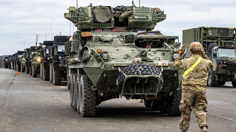 Ein Stryker Radpanzer der US-Army fährt auf dem Gelände des Truppenübungsplatzes Grafenwöhr. Die US-Army verlegt rund 1000 Soldaten samt Panzern und Militärfahrzeugen von ihrem Standort Vilseck in der Oberpfalz nach Rumänien.