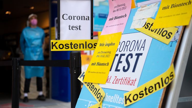 Die Zahl der Neuinfektionen nimmt im Wochenvergleich aktuell leicht ab. Die Sieben-Tage-Inzidenz steigt dagegen leicht an. 