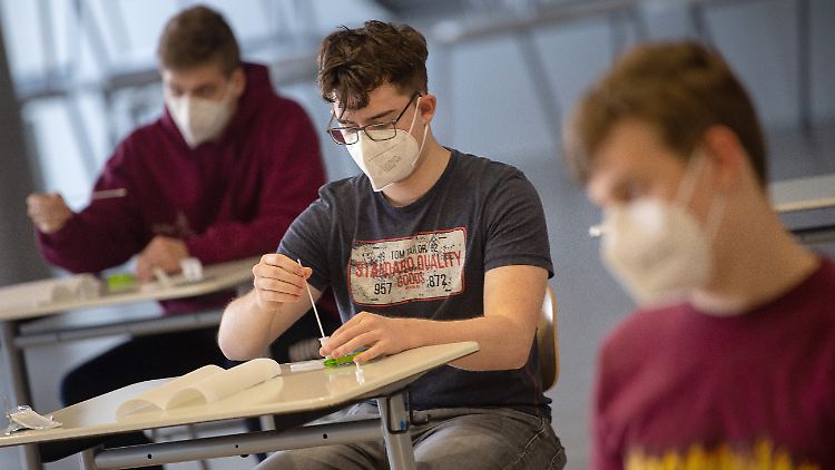 Laut Karin Prien sollen Tests in Schulen künftig eine Möglichkeit sein und keine Pflicht mehr. Auch die Maskenpflicht soll schrittweise fallen. 