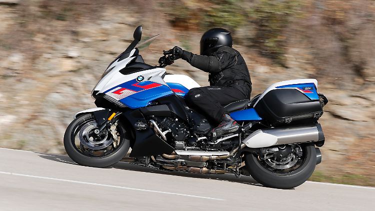 Mit der BMW K 1600 GT kann man erstaunlich sportlich um die Kurven fliegen.