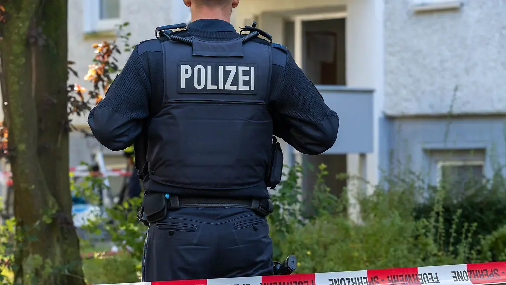 Ein-Mann-befindet-sich-nach-einem-Angriff-mit-einer-saeureartigen-Substanz-in-Stralsund-schwer-verletzt-im-Krankenhaus