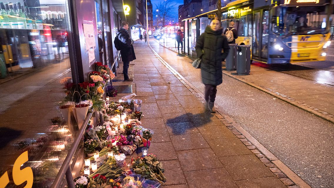 Blumen wurden an der Straße niedergelegt, wo Mia Skadhauge Stevn zuletzt gesehen wurde.