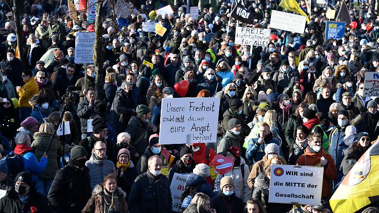 Die Proteste blieben überwiegend friedlich.