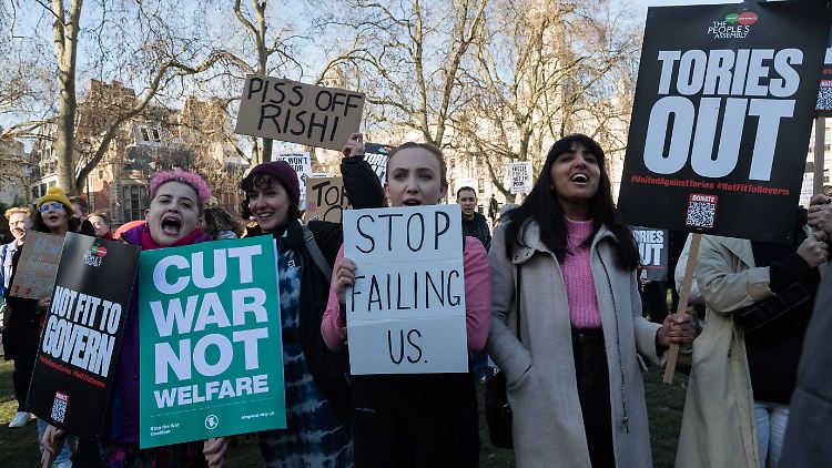 In London zogen Demonstranten vor den Amtssitz von Premierminister Boris Johnson und verlangten dessen Rücktritt.