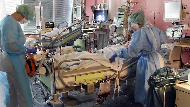 Der Marburger Bund fordert eine Entgelterhöhung und eine Corona-Sonderzahlung für Ärztinnen und Ärzte in 500 Kliniken.