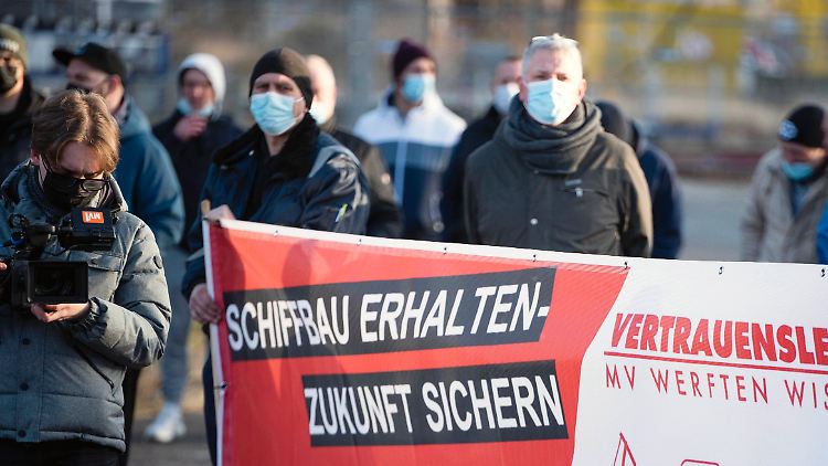 Am Freitag demonstrierten Beschäftigte vor der MV Werft in Warnemünde für den Erhalt der Standorte an der Küste.