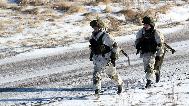 Zwei Soldaten nehmen am belarussisch-russischen Manöver teil.