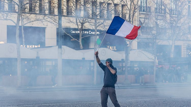 Nach Polizeiangaben wurden die Proteste rund um die Champs-Elysées in der Nacht zum Sonntag "zerstreut".