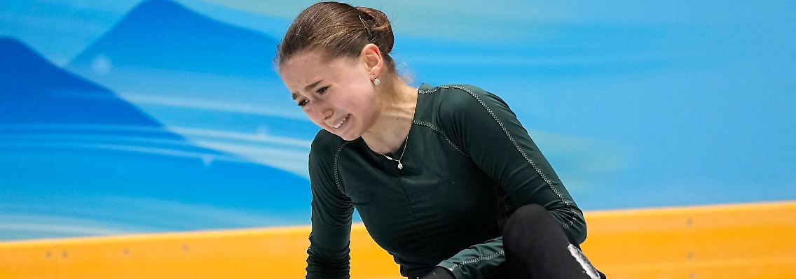 Die russische Eiskunstläuferin Kamila Walijewa sitzt auf dem Eis und weint nach einem Sturz.