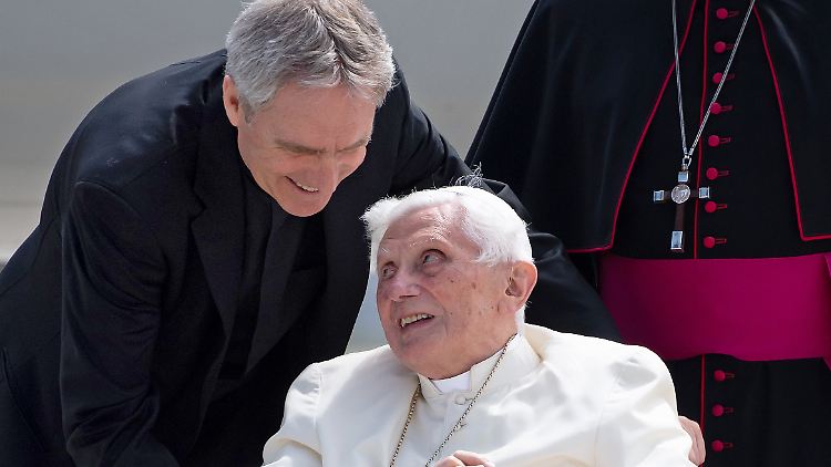 Georg Gänswein arbeitet schon seit vielen Jahren an der Seite von Papst Benedikt XVI.