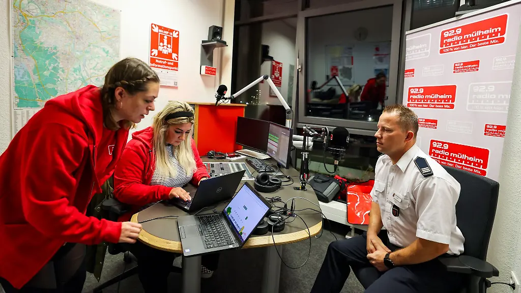 Mit-Radiostudio-in-der-Feuerwache-und-autarker-Sendetechnik-kann-die-Feuerwehr-Muelheim-im-Krisenfall-auf-Sendung-gehen