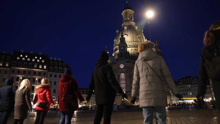 Mit der Menschenkette senden die Dresdner ein Friedenszeichen.
