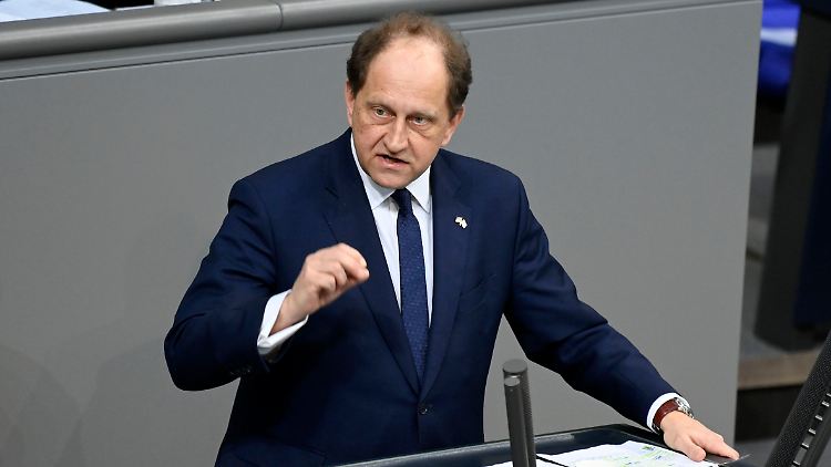 "Wenn wir nicht sicher sind, wo das Geld herkommt, mit dem Immobilie X finanziert worden ist, dann werden wir Immobilie X requirieren", sagt Alexander Graf Lambsdorff.