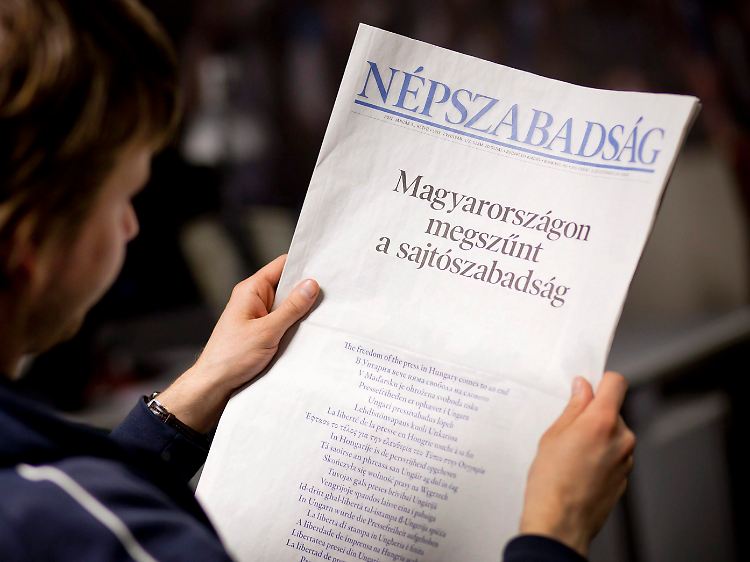 Am 3. Januar erschien die linksliberale Zeitung "Népszabadság" mit der Schlagzeile "In Ungarn wurde die Pressefreiheit aufgehoben" - in allen 23 Sprachen der EU.