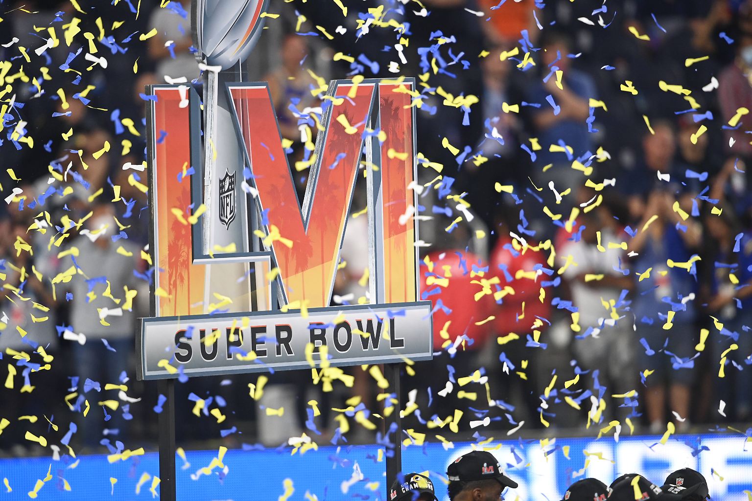 Als die größtmögliche Party in Los Angeles perfekt war und die Konfettikanonen nach dem Super-Bowl-Sieg knallten, …