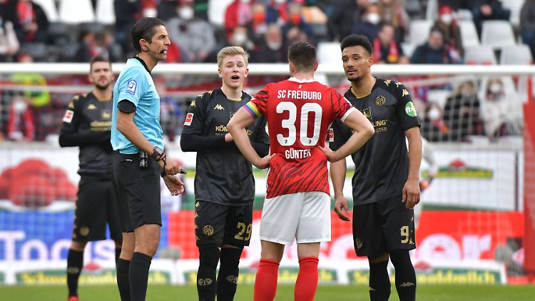 Während der VAR-Überprüfung bilden Schiedsrichter Aytekin und einige Spieler einen Diskussionkreis.