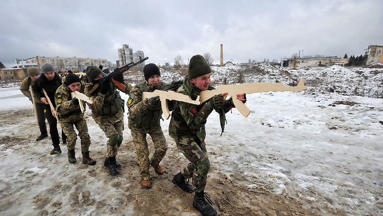 Kampagne Don't Panic: Ukrainische Zivilisten trainieren mit Holzattrappen den Umgang mit Waffen.