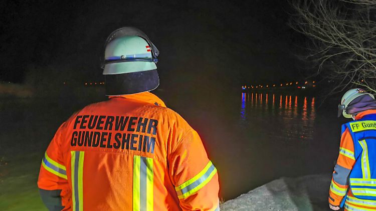 Zappenduster: Feuerwehrleute suchen nach dem untergegangenen Sportwagen im Neckar.
