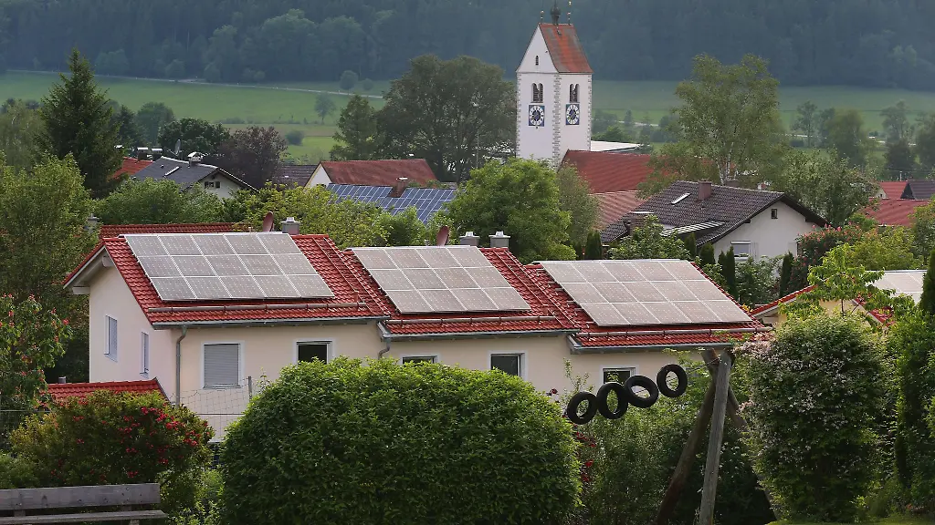 Bei-Energiewende-Technologien-wie-Photovoltaikanlagen-sind-bayerische-Haushalte-Vorreiter-in-Deutschland