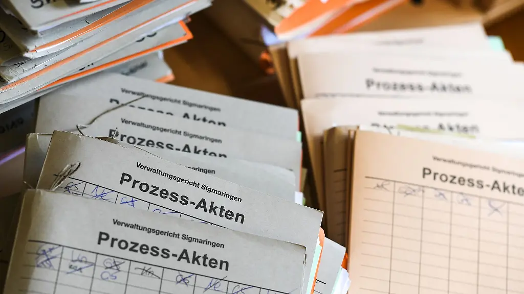 Ein-Wust-an-Papier-Kuenstliche-Intelligenz-soll-das-Chaos-fuer-Richter-ordnen