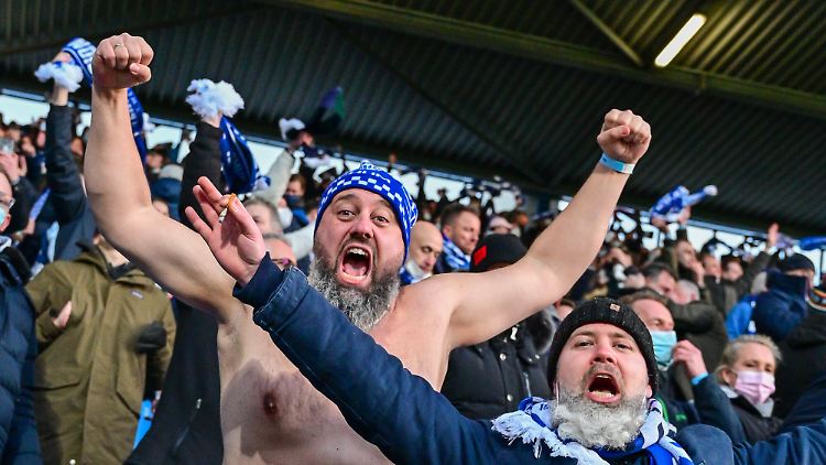 Ein Bochum-Fan feierte den Sieg gegen die Bayern ohne Kleidung. 