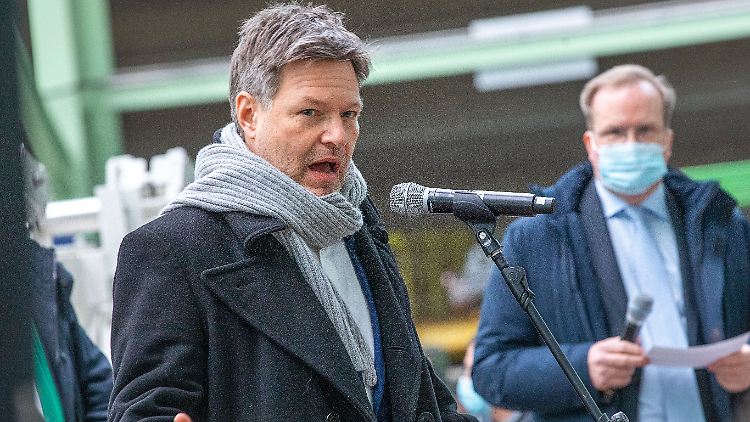 Habeck verwies etwa auf den Bau von Konverter-Plattformen für Offshore-Windkraftanlagen, die Umrüstung von Schiffen auf klimafreundliche Antriebstechniken oder die Wiederverwendung von alten Schiffen. 