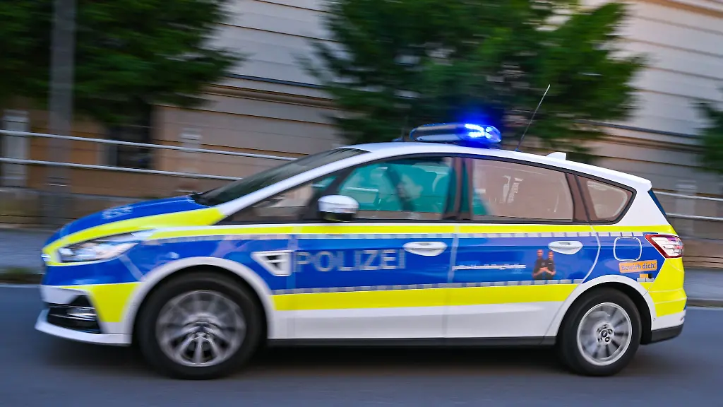 Ein-35-Jaehriger-wurde-nach-einer-Trunkenheitsfahrt-von-der-Polizei-schlafend-an-einem-Baum-gefunden