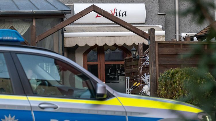 Die Polizei vor dem Lokal in der Innenstadt von Weiden.