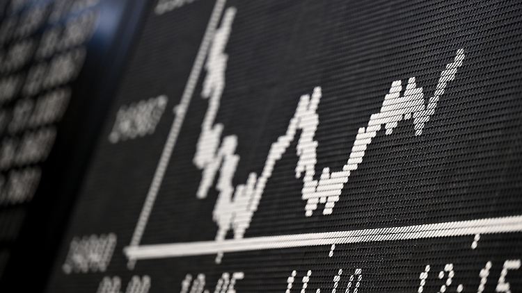 Der Dax schloss 2,02 Prozent tiefer bei 15.113,97 Punkten.