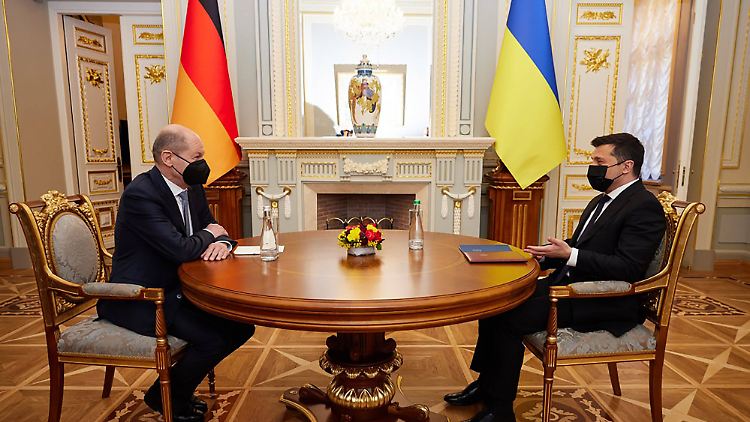 Am Montag traf Bundeskanzler Scholz den ukrainischen Präsidenten Selenskyj, am Dienstag fliegt er nach Moskau.
