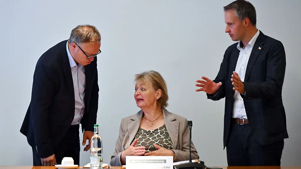 In-der-neuen-CDU-Fraktion-gibt-weiter-Mario-Voigt-als-Fraktionschef-den-Ton-an-Andreas-Buehl-ist-parlamentarischer-Geschaeftsfuehrer-Martina-Schweinsburg-ist-neu-in-den-Thueringer-Landtag-gewaehlt-worden