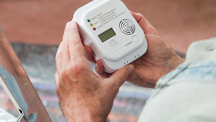 Ein kleines Gerät, das Leben retten kann: Schlägt der Kohlenmonoxid-Melder Alarm, sollte man Wohnung oder Haus verlassen.
