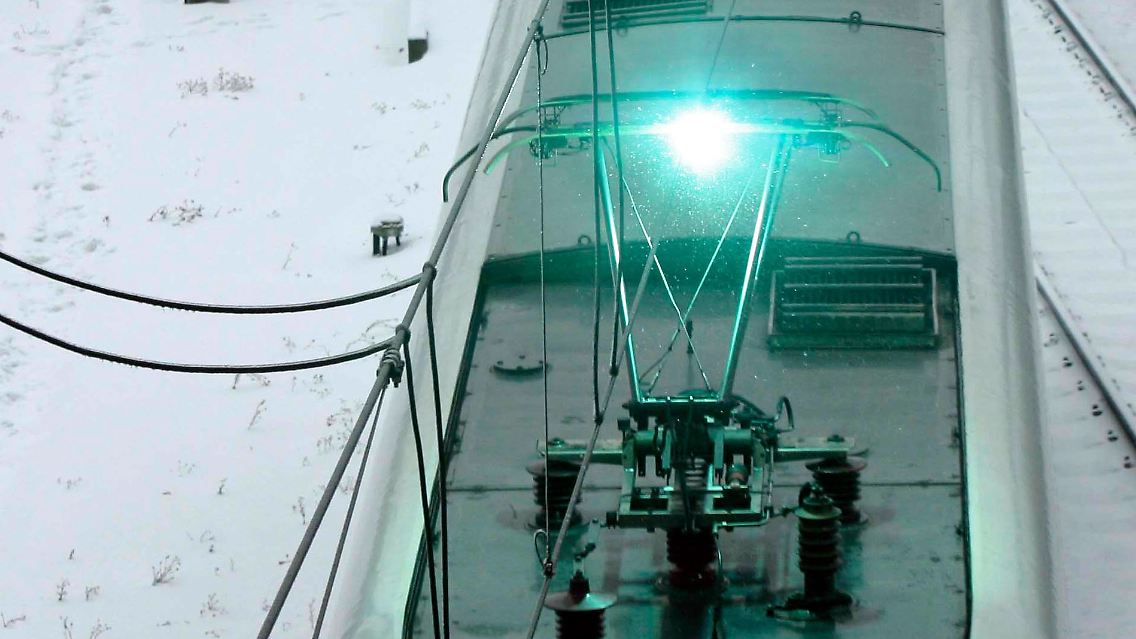Ein Lichtbogen bildet sich zwischen dem Stromabnehmer eines Zuges und der vereisten Oberleitung auf dem Bahnhof in Wolfsburg.