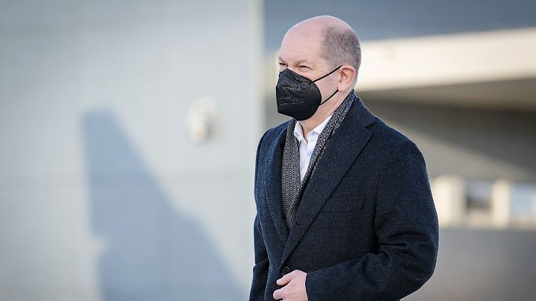 Scholz spricht von einer "sehr, sehr ernsten Bedrohung des Friedens in Europa". 