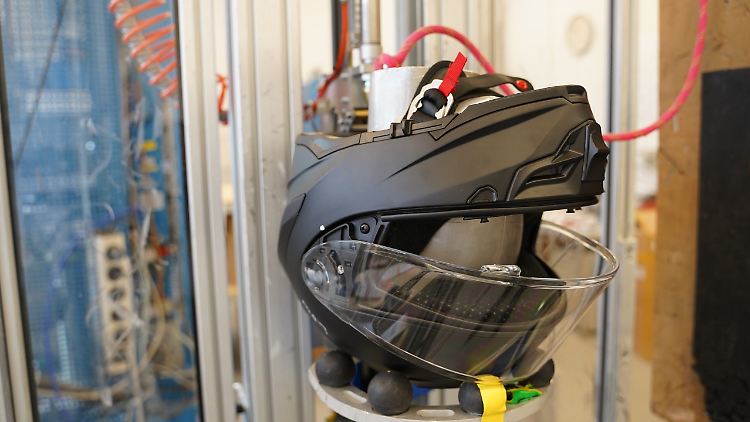 Mit der ab Sommer 2023 gültigen neuen Prüfnorm für Motorradhelme sollen Biker noch besser geschützt werden.