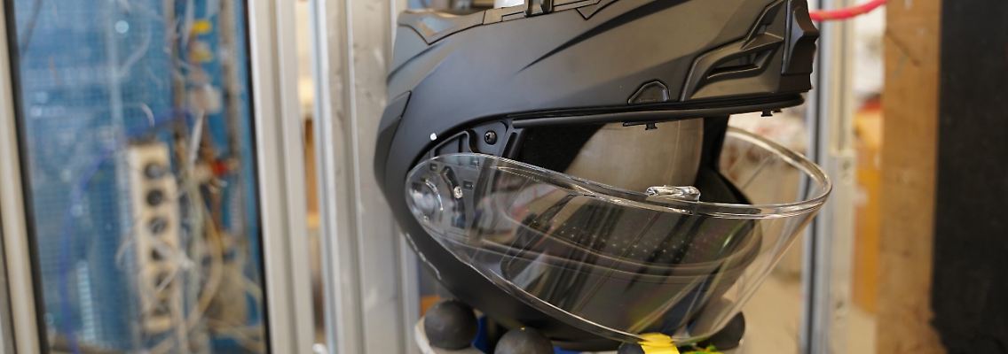 Mit der ab Sommer 2023 gültigen neuen Prüfnorm für Motorradhelme sollen Biker noch besser geschützt werden.