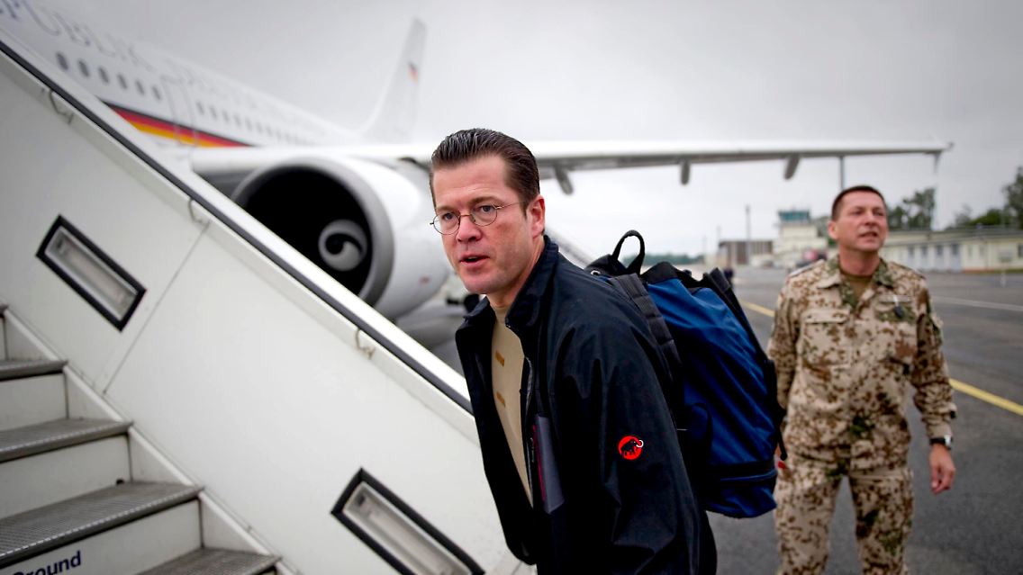 Rucksack aufgesetzt und auf gehts: Verteidigungsminister zu Guttenberg auf dem Weg nach Afghanistan.