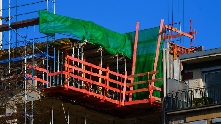 Mindestens 535 Wohnungen in Bayern könnten allein durch den vorgezogenen Förderstopp nicht gebaut werden, kritisiert der Verband.