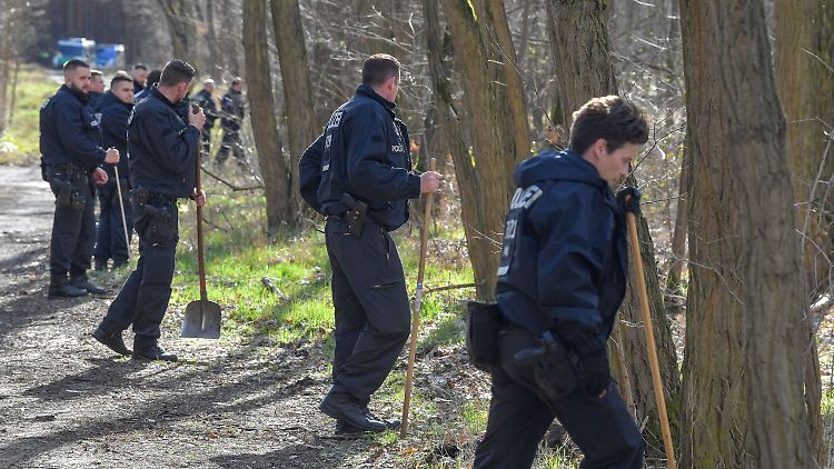 Eine Hundertschaft der Berliner Polizei suchte Anfang März 2019 in Brandenburg ein Waldstück nach der vermissten Rebecca ab.